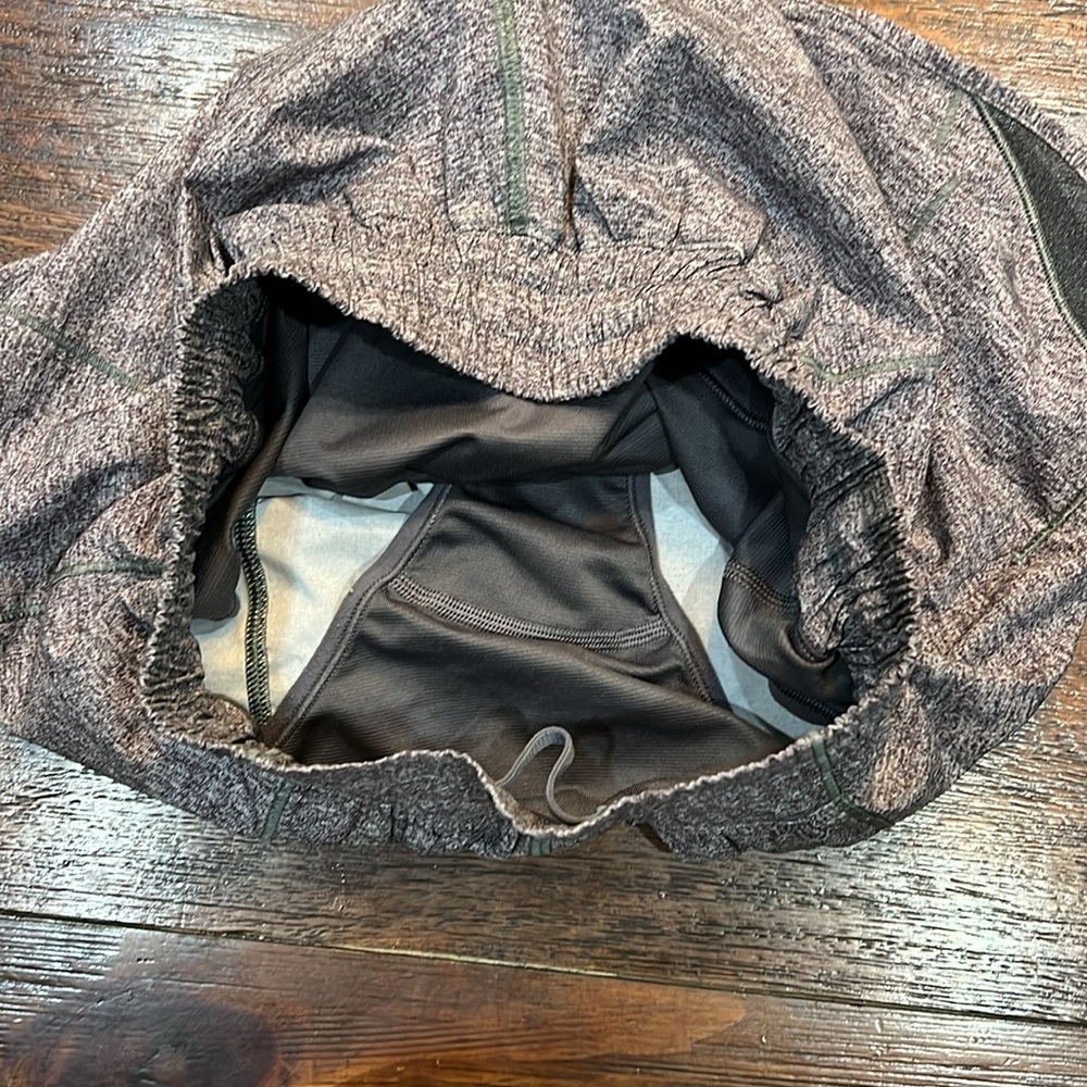 🪩Grey Lululemon Hotty Hots! Size 4! 4inch inseam! Like new!🪩 - Picture 9 of 12